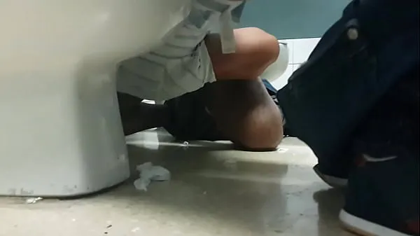 大Chico mamando en toilet de terminal / Guy sucking and jerking off大型视频