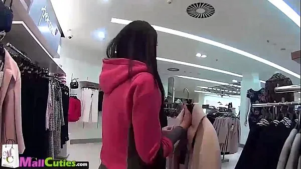 Grandes Menina loira depois de persuadir vai às compras com um estranho mega vídeos