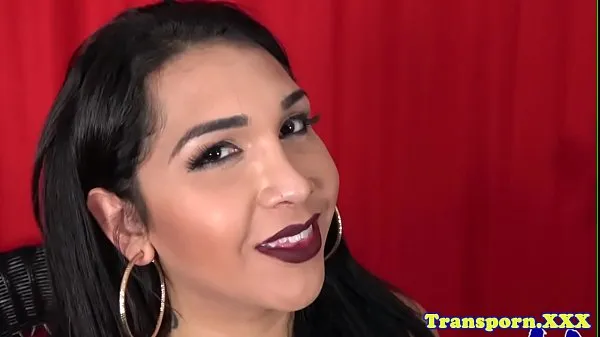 Große Bootylicious trans Babe liebt es zu masturbierenMega-Videos