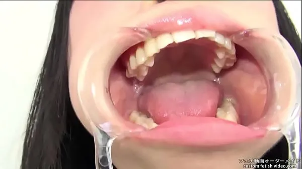 Grandi Leccare il bicchiere Mostrando i denti, la salivamega video