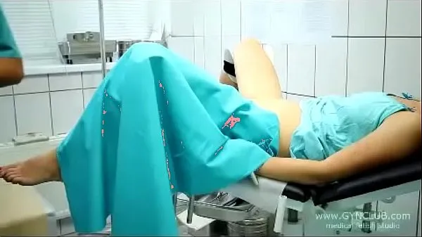 Veliki beautiful girl on a gynecological chair (33 mega videoposnetki