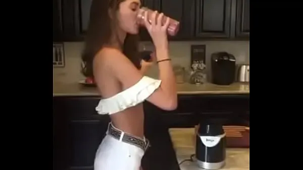 大きな Hot model makes an early smoothie メガ動画