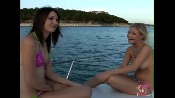 Grosses GIRLS GONE WILD - Un couple de jeunes filles s'amusant sur un bateau mégavidéos