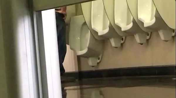 大mature jacking off in public bathroom大型视频