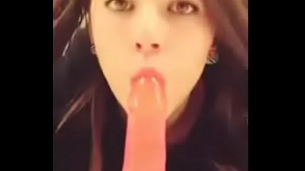 Grandes Beautiful eyes girl sucking dildo megavídeos