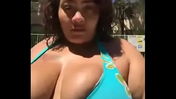 Veliki Busty BBW Teasing In Pool With Bikini On mega videoposnetki