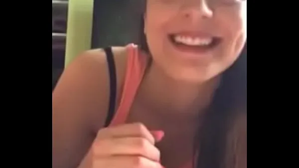 Grosses NOVINHA MAMANDO AVEC LE SOURIRE EN FACE mégavidéos