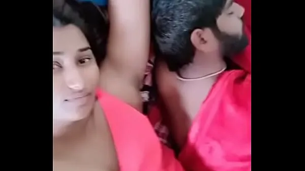 Grosses swathi naidu donnant des expressions romantiques et montrant des seins mégavidéos