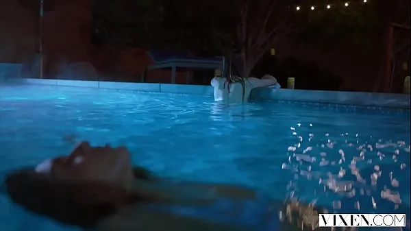 Grandi VIXEN Janice Griffith e Ivy Wolfe si intrufolano nel cortile per divertimento notturno in piscinamega video