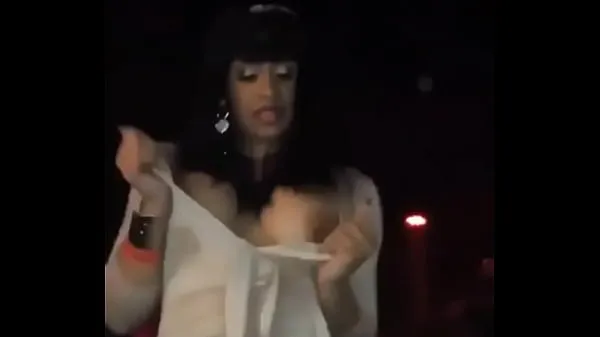 Grosses Cardi B se déshabille en boîte de nuit mégavidéos