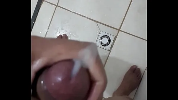 Masturbating very tasty in the bath video lớn