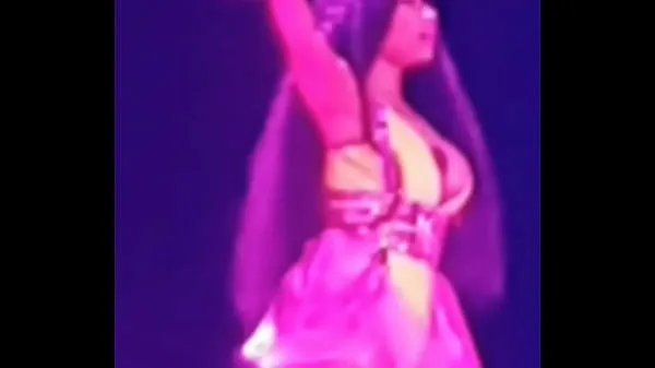 Grosses Nicki minaj nipslip en concert à Luxembourg mégavidéos