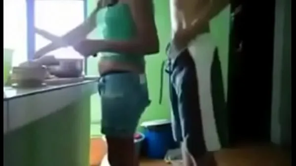 Grandes Marido se va y mujer se lo da a su amigo en la cocina megavídeos