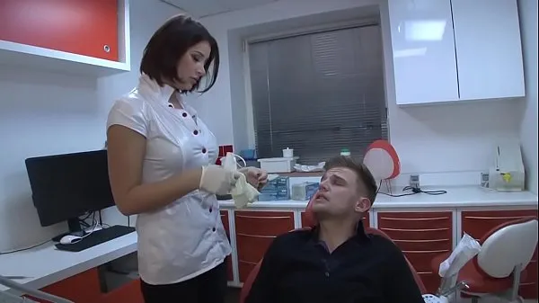 Grandes un dentista joven o. para darle el coño para evitar quejas del cliente a su jefe megavídeos