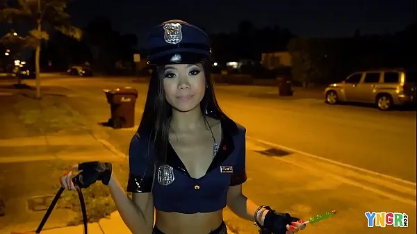 Grandes YNGR - Petite Asian Trick or Treats para Dick megavídeos