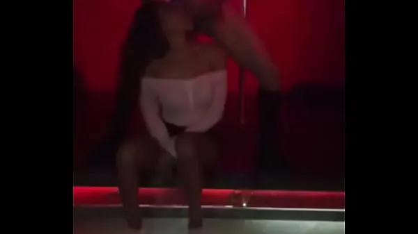 Grosses Sexe en discothèque avec streper vénézuélien, sexe oral de la fille du public situé à Caracas, Venezuela mégavidéos