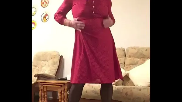 Grandes Johanna posa com vestido vermelho e salto branco na sala. Usando Rimba Electro Stim anexado à torneira mega vídeos