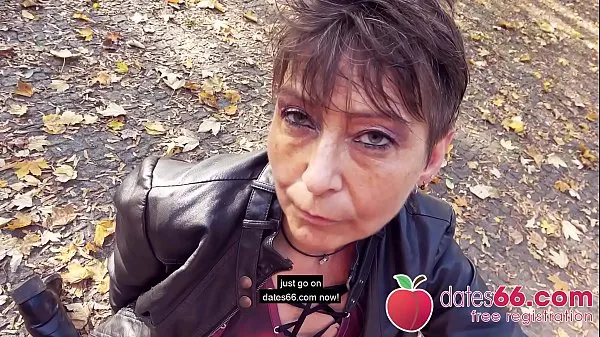 Grosses Needy OLD MILF - presque GILF - a obtenu PUBLIC park bang à Berlin, en Allemagne (des inconnus sont là) - Salope en chaleur RUBINA trouvée sur mégavidéos