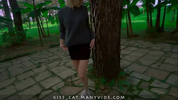 Grosses 4k Public Agent - 18 nana clignotant avec une chatte en gros plan dans Central Park mégavidéos