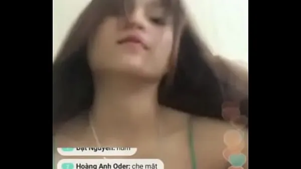 Velká Cute girl show her boobs mega videa