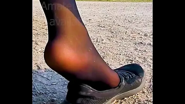 Büyük Shoeplay Dangling Dipping Nylons sneakers Feet footfetish clip video foot toe Girl slips out of her sweaty stinky shoes mega Video