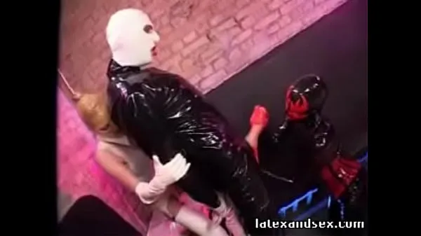Veliki Latex Angel and latex demon group fetish mega videoposnetki