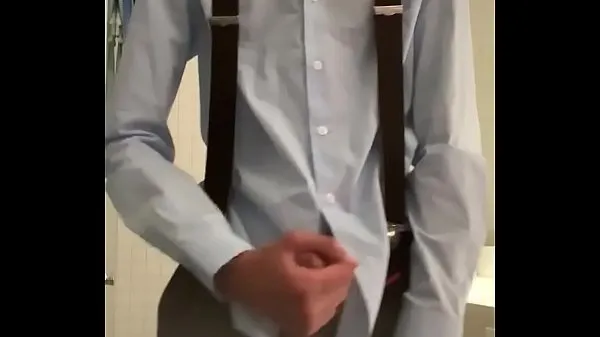 Grosses Boy masturbating in blue dress shirt and suspenders mégavidéos