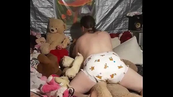 مقاطع فيديو ضخمة Sissy riding stuffy in a bambino diaper ضخمة