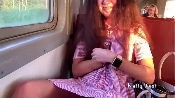 Grandi la ragazza di 18 anni ha mostrato le sue mutandine sul treno e ha masturbato un cazzo a uno sconosciuto in pubblicomega video