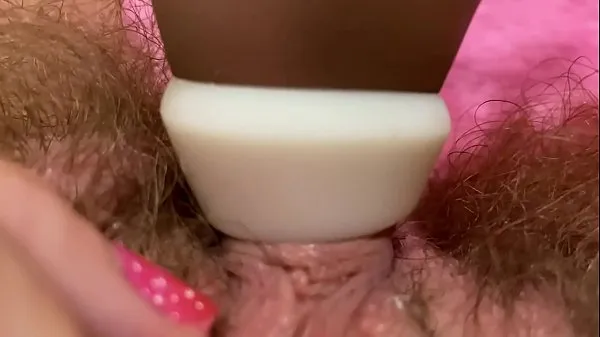 Grandi Enorme orgasmo pulsante del clitoride in primo piano estremo con squirting figa pelosamega video