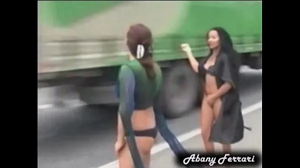 Grandes Increíble!!! Dos morenas desnudas en una carretera megavídeos