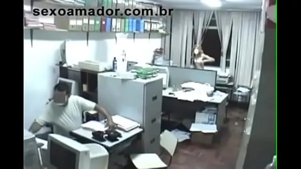 A estagia foi enrabada pelo patrão no escritório da firma video lớn