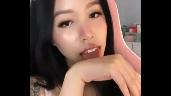 Grosses Hot Asian Teen Solo On Cam dans sa chaise de joueur mégavidéos