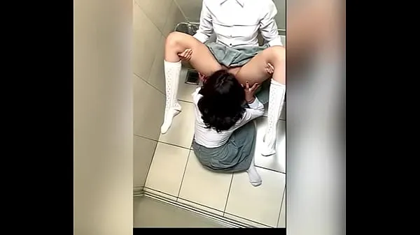 Grandes Dos Alumnas Lesbianas Mexicanas Tocándose en el Baño de la Escuela y Haciendo Sexo Oral! Dos ESTUDIANTES LESBIANAS MEXICANAS Calientes en el Baño de Mujeres se TOCAN Hasta TERMINAR megavídeos