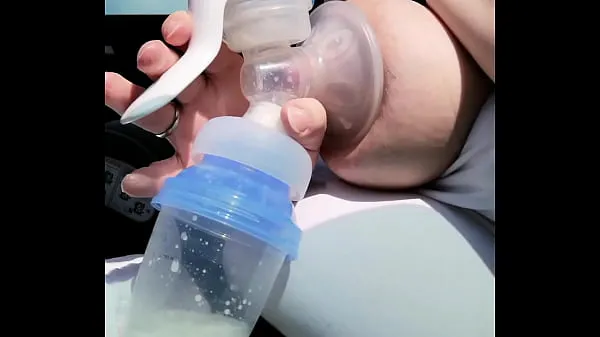 Grandes Bombeando mis tetas de leche vacías en el coche megavídeos