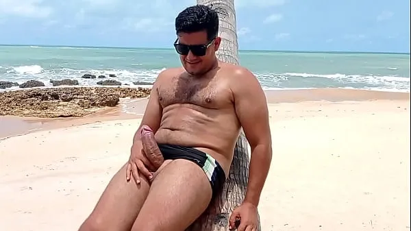 大Yuri Gaucho masturbating on Coqueirinho PB Beach with bathers on the beach大型视频