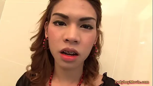 Grosses ladyboy kitty prend eau lavement et jouets cul mégavidéos