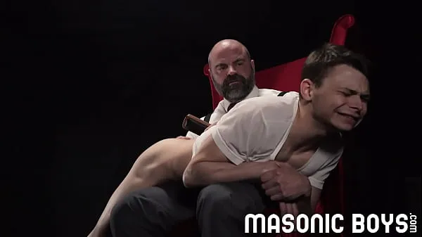 Große MasonicBoys - Master Bear Daddy verprügelt und melkt jungen Sub-TwinkMega-Videos