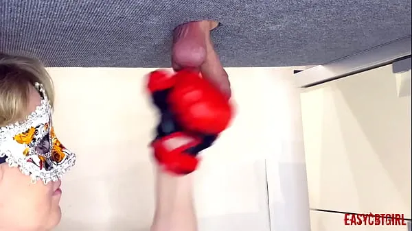 Grandi La bionda indossa i guantoni da boxe e fa una braciola di cazzo e palle dello schiavo sul tavolo da mungitura AnnyCandy Painboymega video