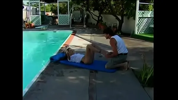 대형 Young brunette is lying by the pool when a hunk comes along to fuck her 메가 동영상