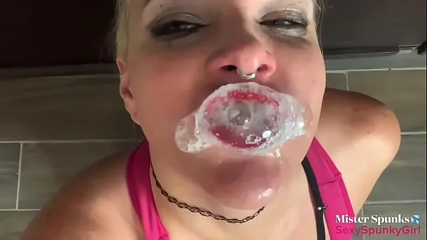 بڑے Playing With Cum in Her Mouth Before Swallowing میگا ویڈیوز