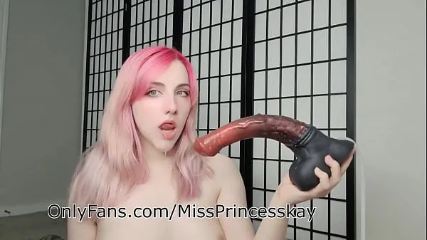 Grandi MissPrincessKay - Mostra le mie abilità di gola profonda con un enorme dildo Bad Dragon Chancemega video