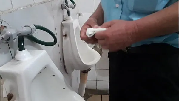 Grandes Espiando a Madurito En el baño público megavídeos