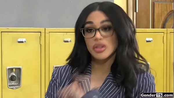 Grandi Lo studente mostra il suo grosso cazzo alla sua insegnante tgirl dalle grandi tette Eva Maxim. La trans tettona succhia e si fa incularemega video