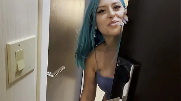Veliki Casting Curvy: Blue Hair Thick Porn Star BEGS to Fuck Delivery Guy mega videoposnetki