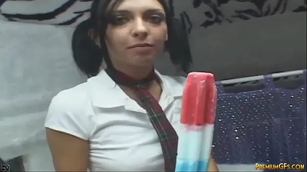 Grosses La douce Stéphanie achète une glace et le gars l'invite à l'intérieur d'une camionnette. le mec lui lèche la chatte et lui enlève sa culotte. Elle suce une bite avec du popsicle. Elle baise hardcore mégavidéos