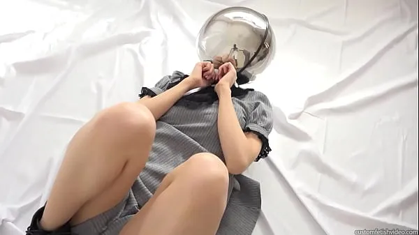 Grandes Girl struggles with a metal mask on her head megavídeos