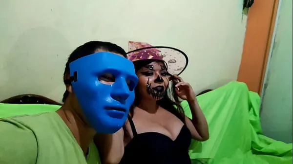 dirty fat sorceress appears on halloween to seduce her masked stepbrother, the woman asks him to touch her tits and vagina to get excited like a horny slutty witch. HOMEMADE PORN ON HALLOWEEN video lớn