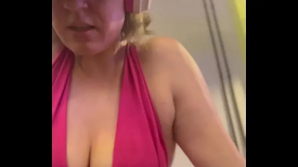 Store Wow, my training at the gym left me very sweaty and even my pussy leaked, I was embarrassed because I was so horny megavideoer