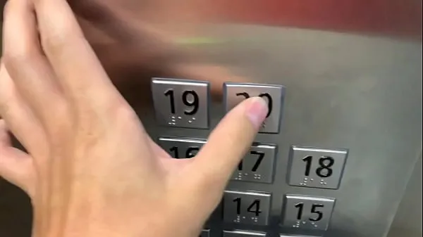 Große Sex in der Öffentlichkeit, im Aufzug mit einem Fremden und sie erwischen unsMega-Videos